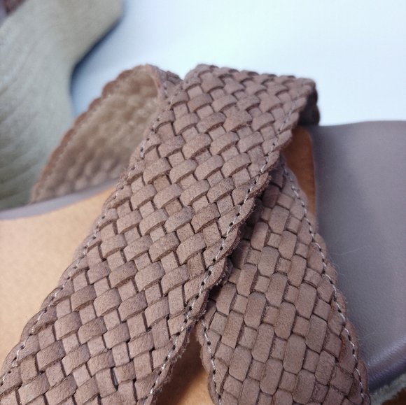 Leather Adam Tucker...Me Too Wedge Sandals Cross Ankle Straps - Picture 6 of 9